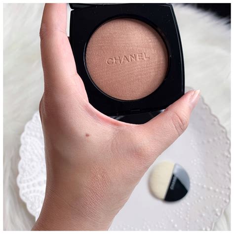 perle de lumiere poudre chanel|Chanel poudre lumiere highlighting powder.